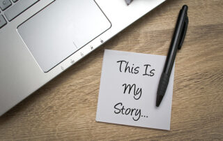Bild This is My Story mit Computer Notizzettel und Pen